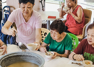 由 iF 支持的項目「大家喝」—— 此社會項目讓大家團聚在一鍋熱湯周圍，並賦能新加坡的老年人。