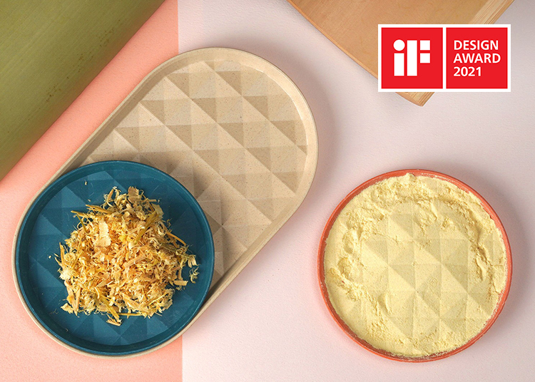 2021 年 iF 設計獎產品設計項目獲獎產品「re-ing 菱格盤」，利用竹纖維製作，並以親民的價格落實永續設計於常民生活中。