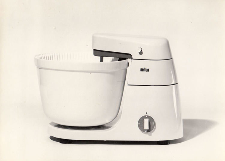 Dieter Rams 為全球知名的工業設計師，他的「優秀設計十大原則」代表了一種思維方式，他正是藉助這十大原則釐清了自己對優秀設計的定義。自那以後，他的這十大原則影響了幾代設計師。