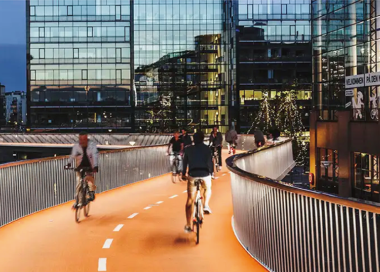 「社會可持續發展城市 = 自行車友好型城市」—— 規劃師與建築師參與城市規劃時，經常藉鑑這公式，以提升城市生活品質，旨在讓人們廣泛認識到自行車作為交通和休閒工具可帶來的豐富社會效益。