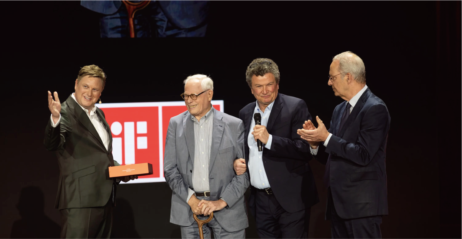 Dieter Rams 在柏林世界最大的劇院舞台上接受首座iF設計終身成就獎。