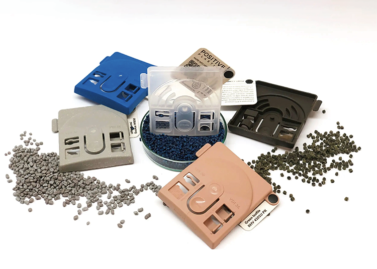 工業設計師兼材料專家 Efrat Friedland 竭力探索創新材料的特性與潛力，她在訪談中聊到了對期望減少環境影響的企業建言獻策，還講述了她的新項目積極塑料樣品套裝如何幫助設計師選擇更負責任的材料並贏得客戶青睞。